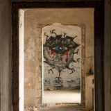...alcune delle quali dominati da immancabili colorati murales